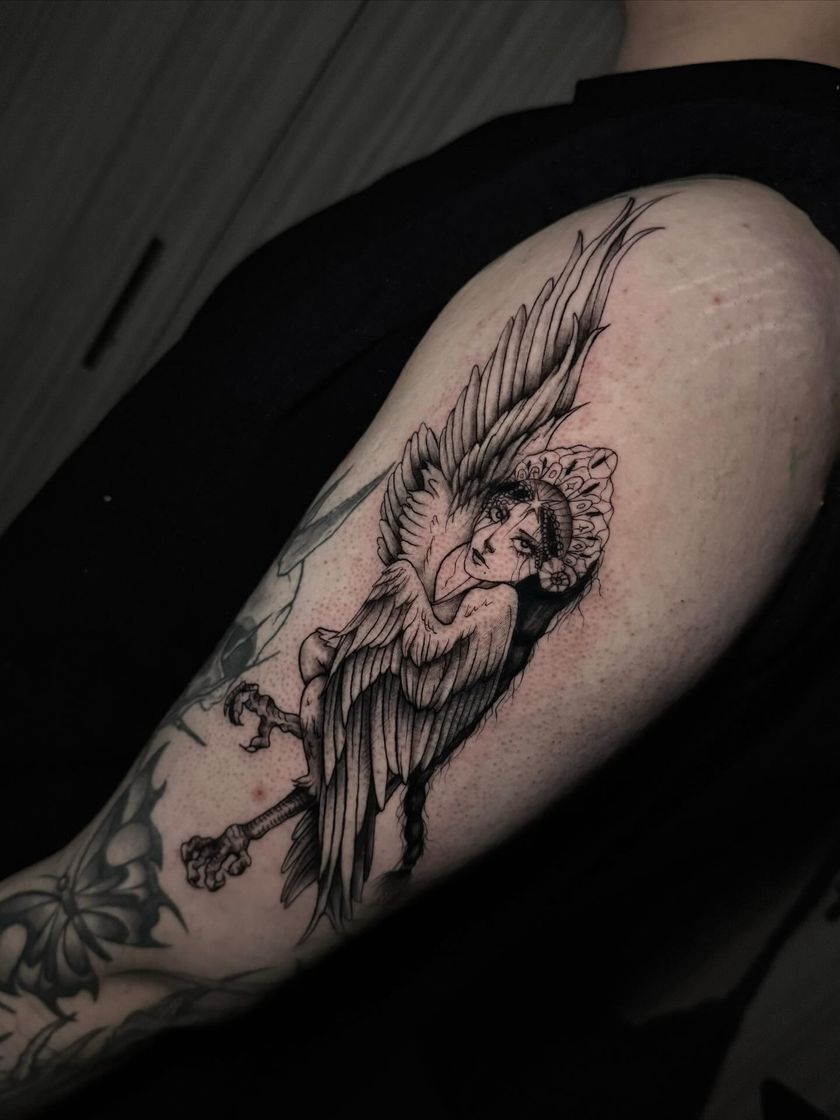 Valquiria alada con lanza, blackwork sobre el brazo