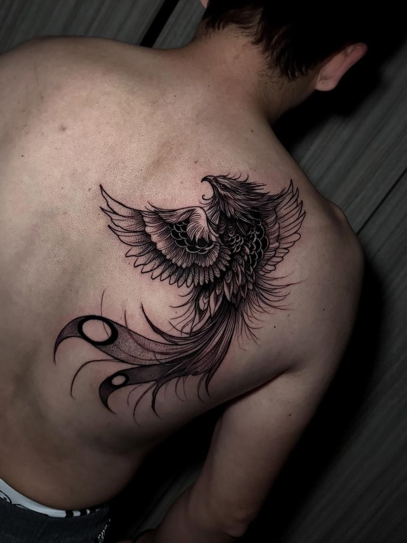Fénix de plumas largas sobre el omóplato
