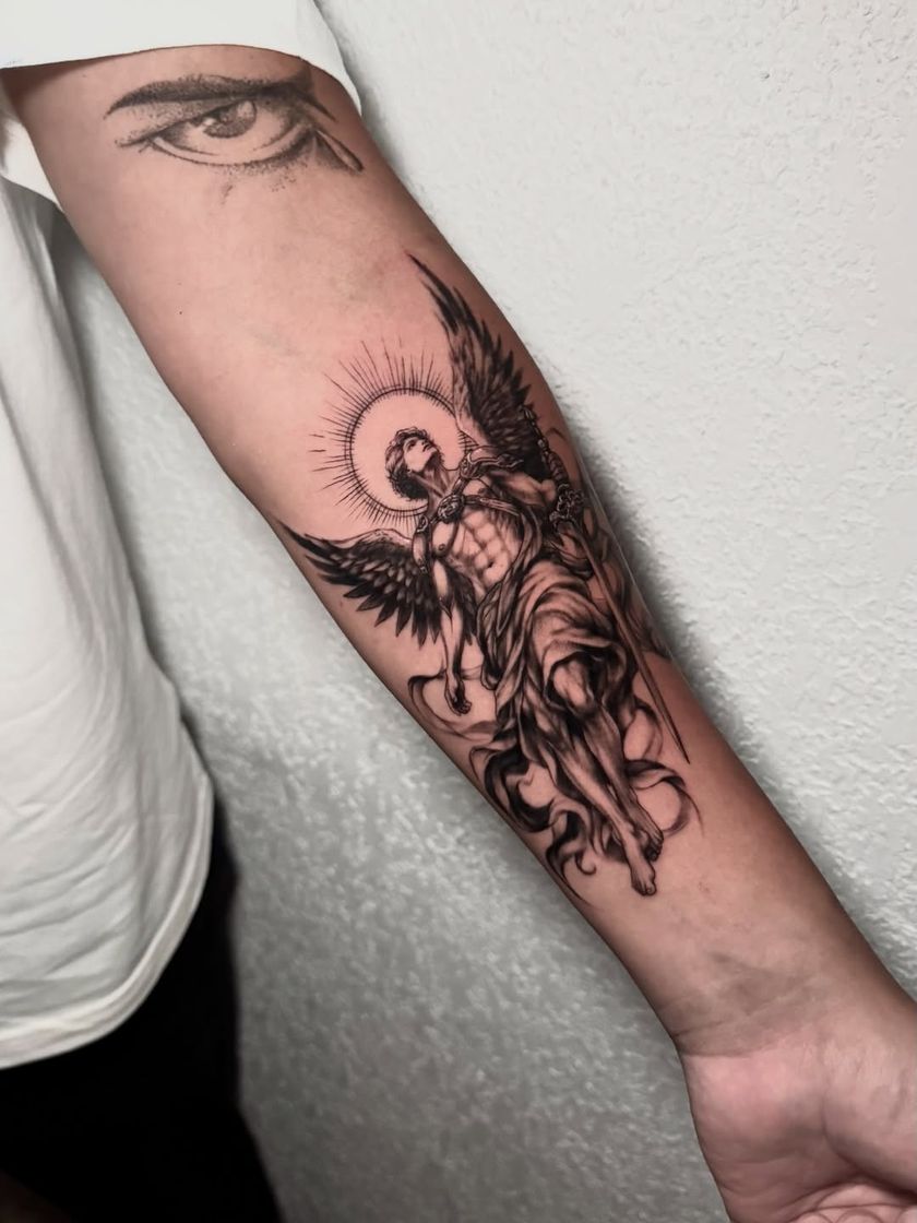 Arcángel Miguel con aureola sobre el antebrazo